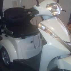 White Scooter (3 Wheeler)