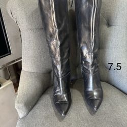 Stylish black boots in size 7.5.