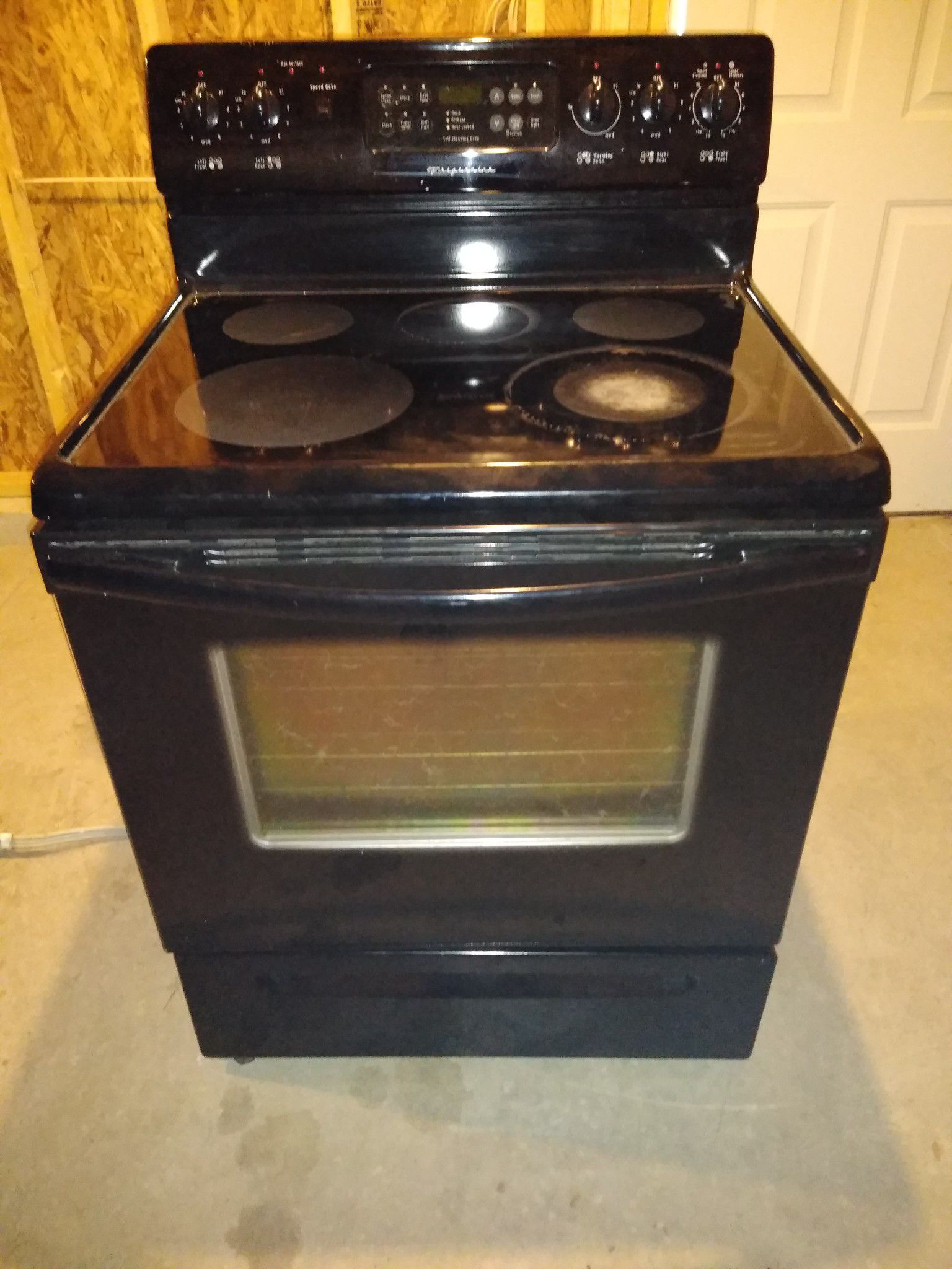 Black fridgedaire stove Good Condition