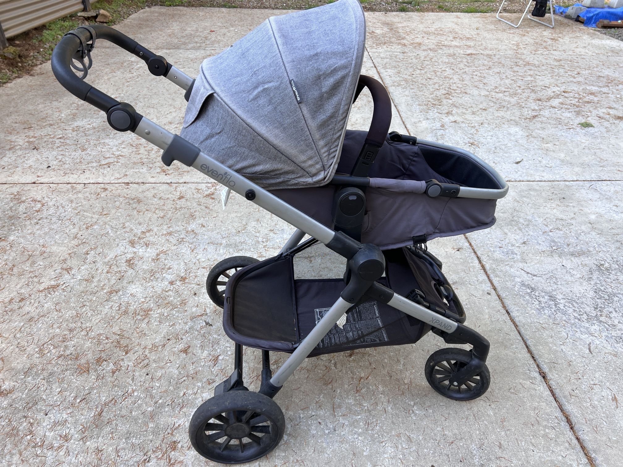 Evenflo Pivot Single Stroller. Includes cup holder and bag hooks!