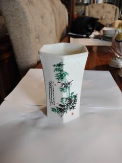 Vintage hexagonal Chinese porcelain vase 5"