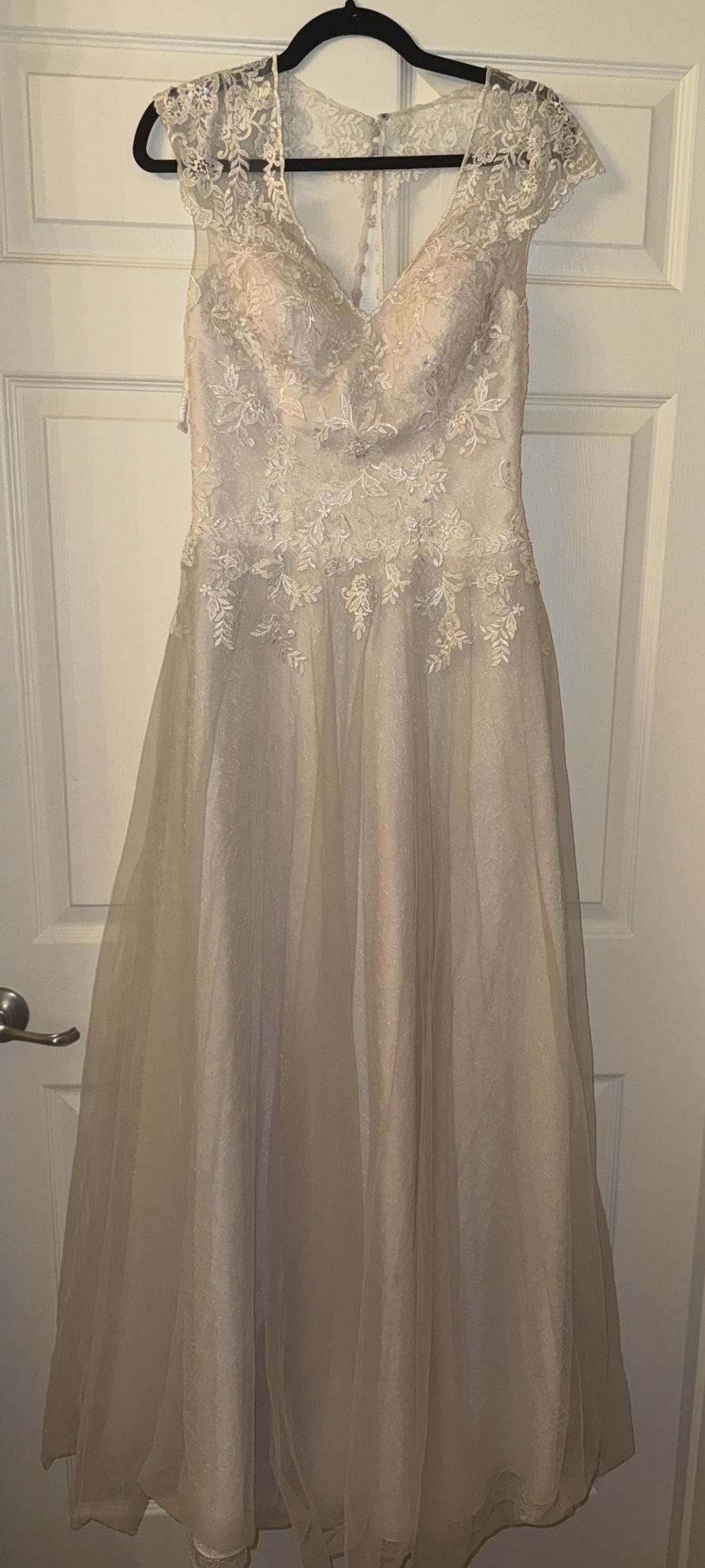 New Never Worn “Princess Inspired” Wedding Dress. Size 6- With Tags Includes Veil And Bride Robe (jeweled)