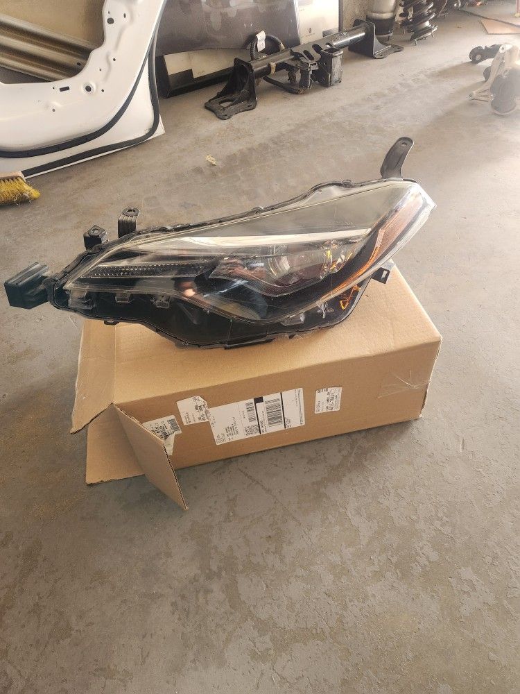 2018-2019 Toyota Corolla Left Driver Headlight Oem