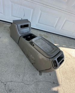 99 - 06 Silverado Tahoe suburban center console