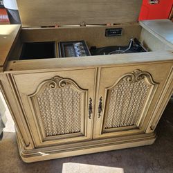Retro Magnovox Console Cabinet Turn Table Radio 