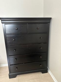 Drawer Chest/Dresser . Real wood