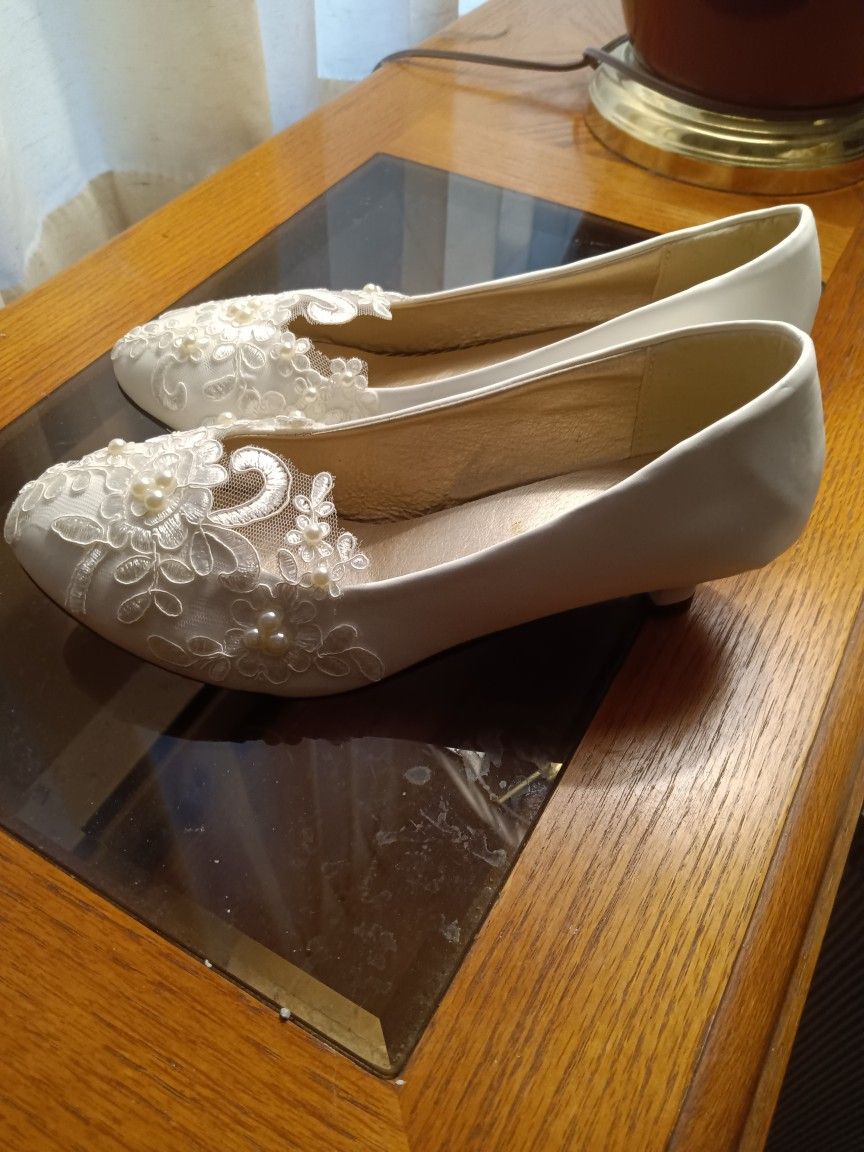 Size 7.5 Wedding Shoes With Lace And Pearls