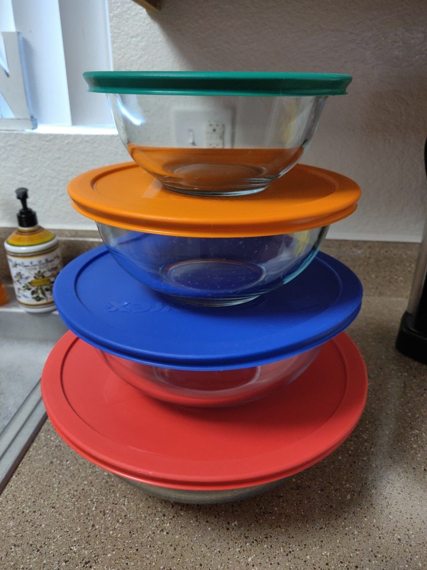 Pyrex glass bowl mixing set