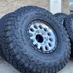 Method 315 17” W/ 37” Toyo Rt Trail Wheel Package 