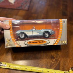Road Signature 1957 Chevrolet Corvette Convertible Diecast Car Model 1:24 