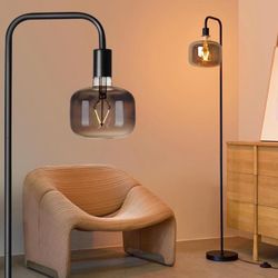 Minimalist Industrial Standing Lamp with Vintage LED Bulb
