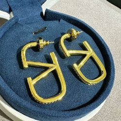 Fashion hoops earrings