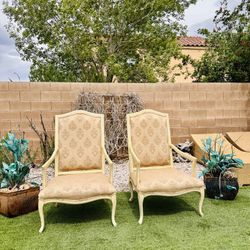 BEAUTIFUL SOLID WOOD FRENCH DISTRESSED OR ANTIQUE LIVING ROOM CHAIRS ( FREE DELIVERY 🚚 ) GREAT CONDITION SUPER CLEAN 👌🏻🥰 