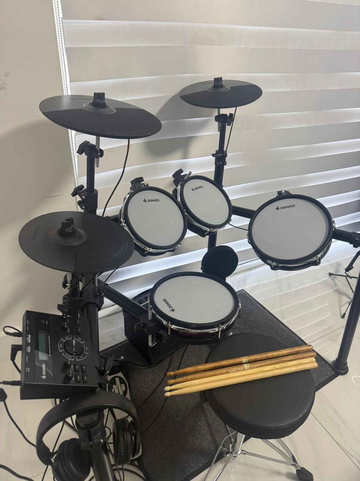 Donner DED-200 MAX Electronic Drum Set + Amp – Great Condition