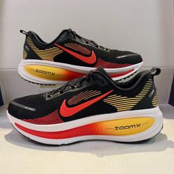 NIKE VOMERO PLUS 18 “BLACK BRIGHT CRIMSON”
