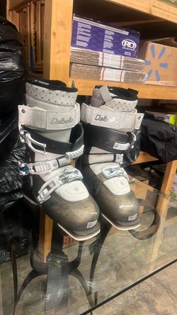 Snowboard boots