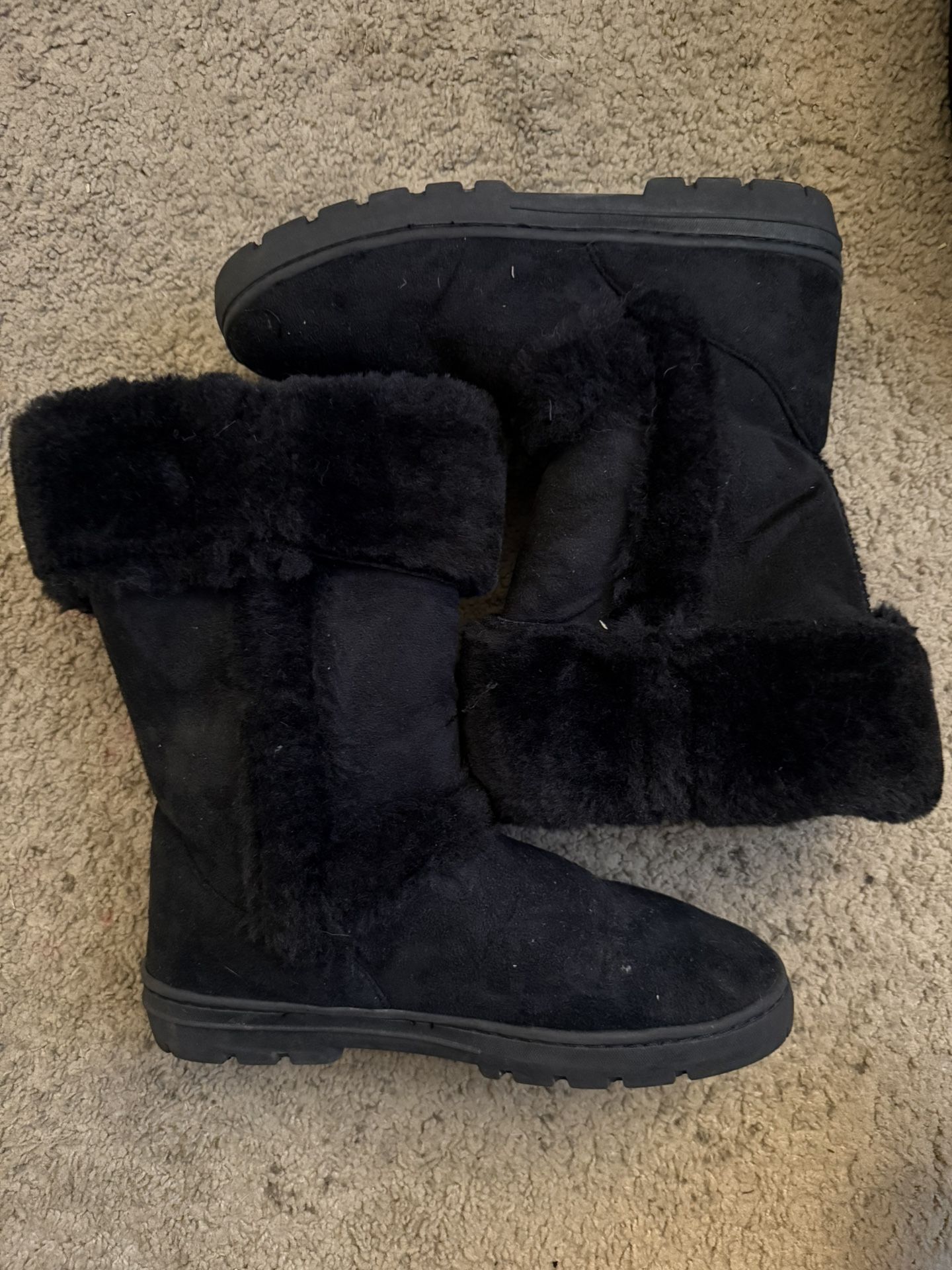 Black fluffy winter boots