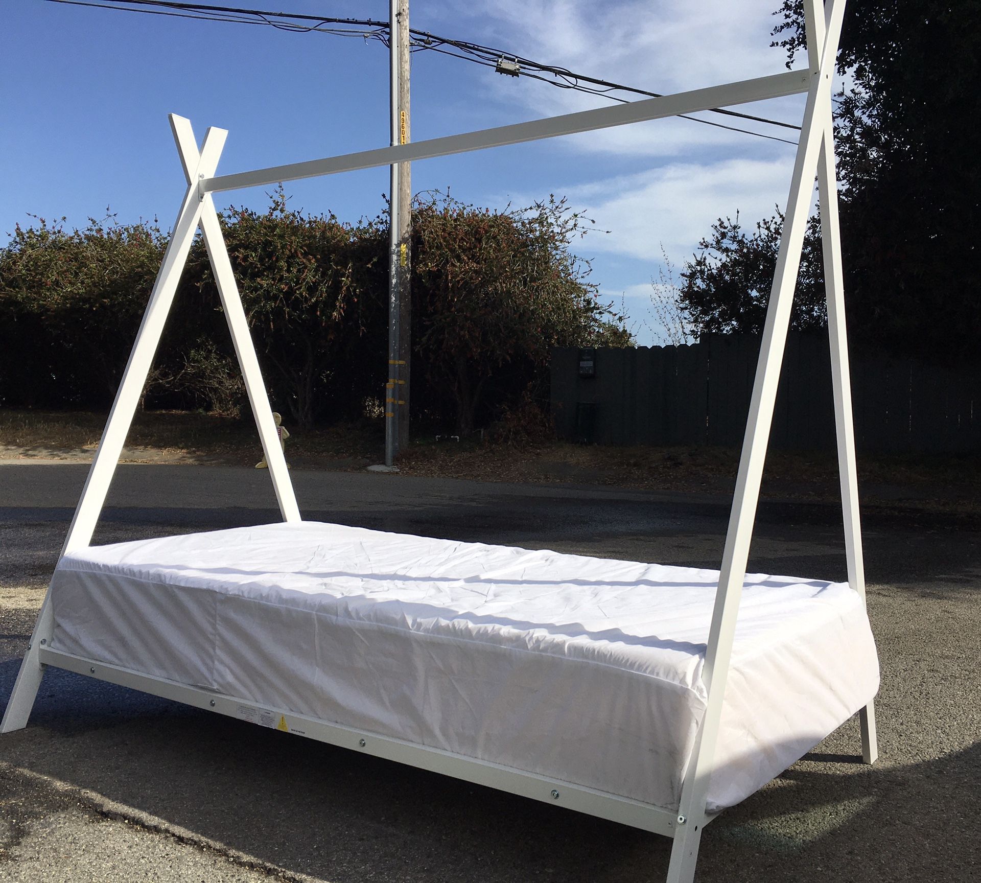 ***Twin Size Bed With Mattress ***