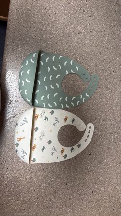 2 silicone baby bibs