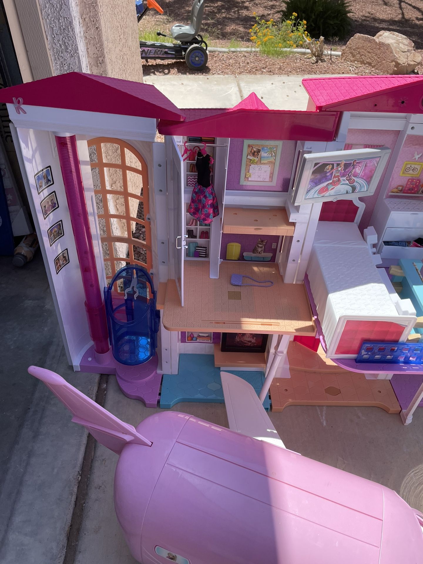 Electric Barbie House With Barbies And plane for Sale in North Las