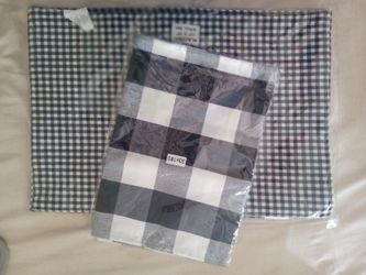 *PLACEMATS 4 REVERSIBLE AND TABLE RUNNER  GINGHAM BLACK AND WHITE  FARMHOUSE RUSTIC * NEW IN PACKAGE*