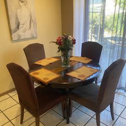 Round Kitchen Table With Chairs