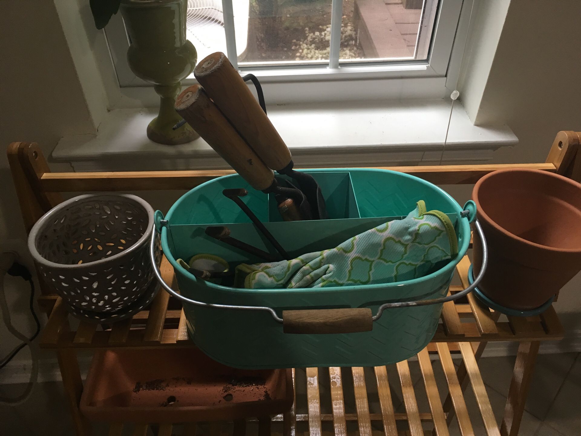 Gardening set: tools and gloves and 2 flower pots