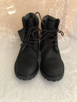New Timberland boots for women’s Sz right 7 - sz left 6
