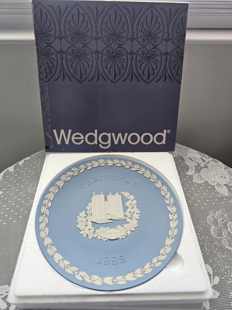$15.00 - 1982 Christmas WEDGWOOD/ENGLAND Collectible Plate! "Lambeth Palace"/Like New/Original Box!