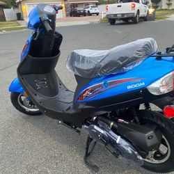 SCOOTER 🛵 SS50 Street legal ✅ Automatic ✅ 4 stroke ✅ 90MPG✅ 50cc✅ USB CHARGING PORT 🔋🔌 Different colors available Black 🖤, blue 💙,