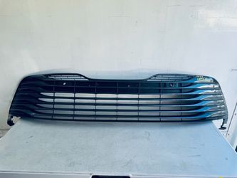 2018-2020 TOYOTA CAMRY LOWER BUMPER GRILLE OEM