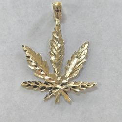 10kt Gold Weed Leaf Charm🍃 