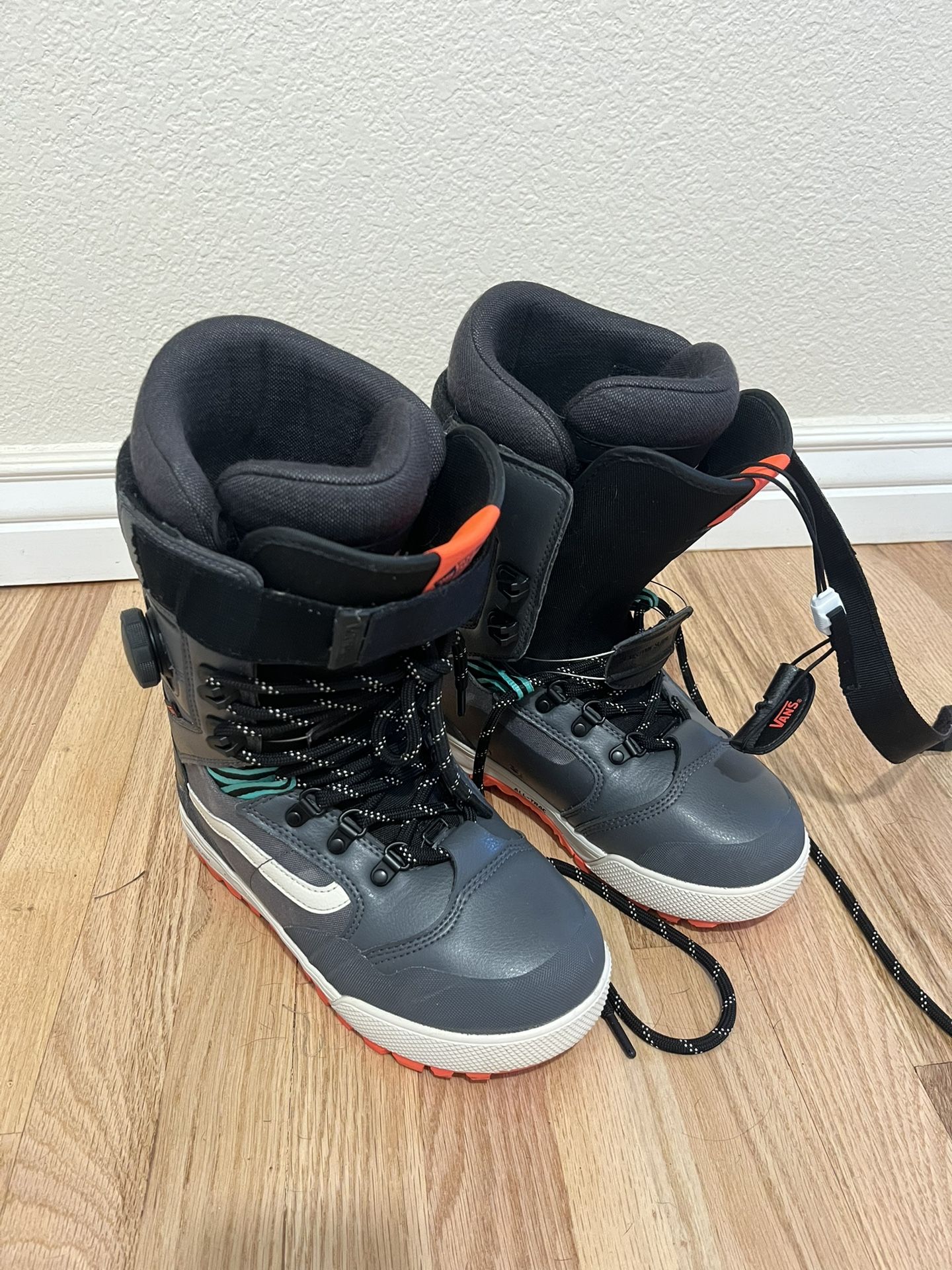 Women’s Snowboard Boots - Vans Size 7 Laces + Boa