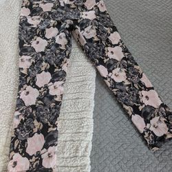 Isaac Mizraha Live, Black And White Floral Capris 