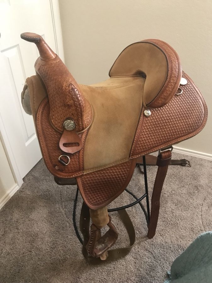 Used 14” Circle Y Bob Marshall treeless saddle. Rear since included