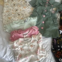 2 JUMPER LIKE DRESSES AND 4  ONSIES. NEVER BEEN WORN. SIZE 12 months