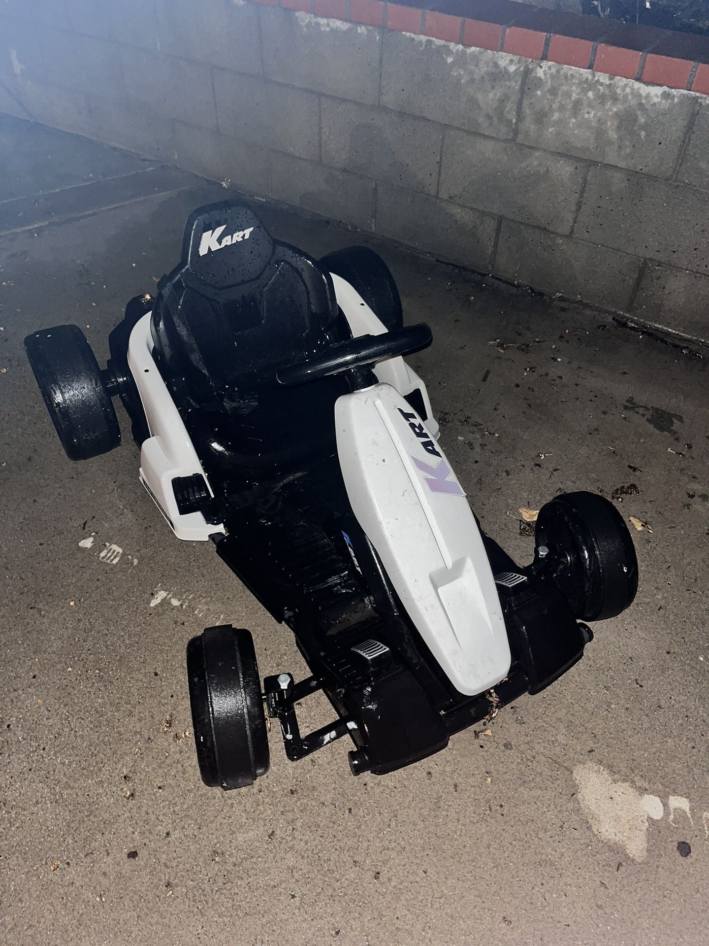 Tobbi Kart for kids - Works but it isn’t charged - No charger & No cover for the back of the battery connections