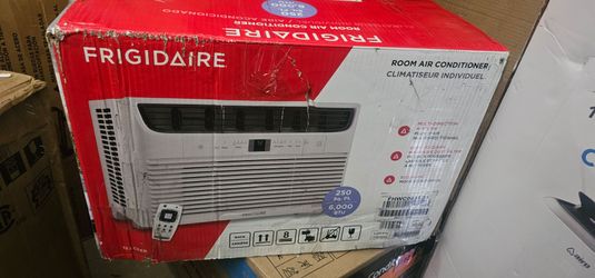 Frigidaire - 250 Są. Ft. 6,000 BTU Window Air Conditioner - White