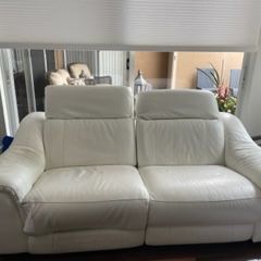 Nice White Leather Electric Recliner Paid $4600 From El DORADO furniture 