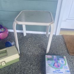 Free outdoor side table