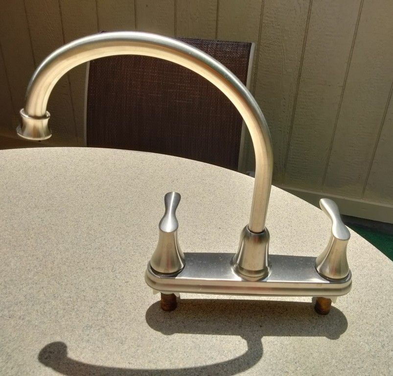 Kitchen Sink Faucet. Grifo De Cocina Del Fregadero