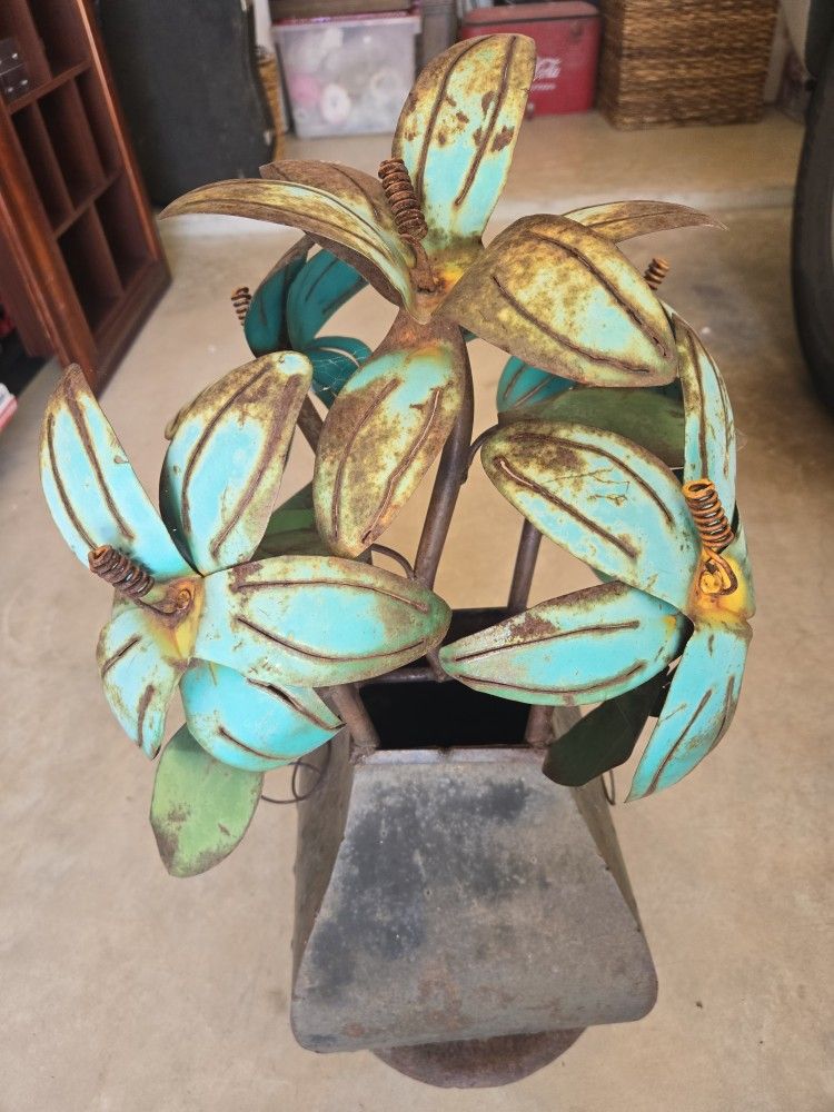 Outdoor Metal Flower And Pot Decor 