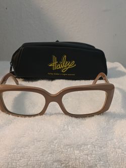 Hailey Bieber/Vogue glasses