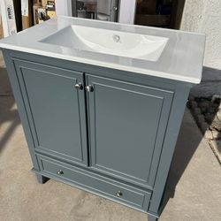 New 30 In Vanity In Good Condition 