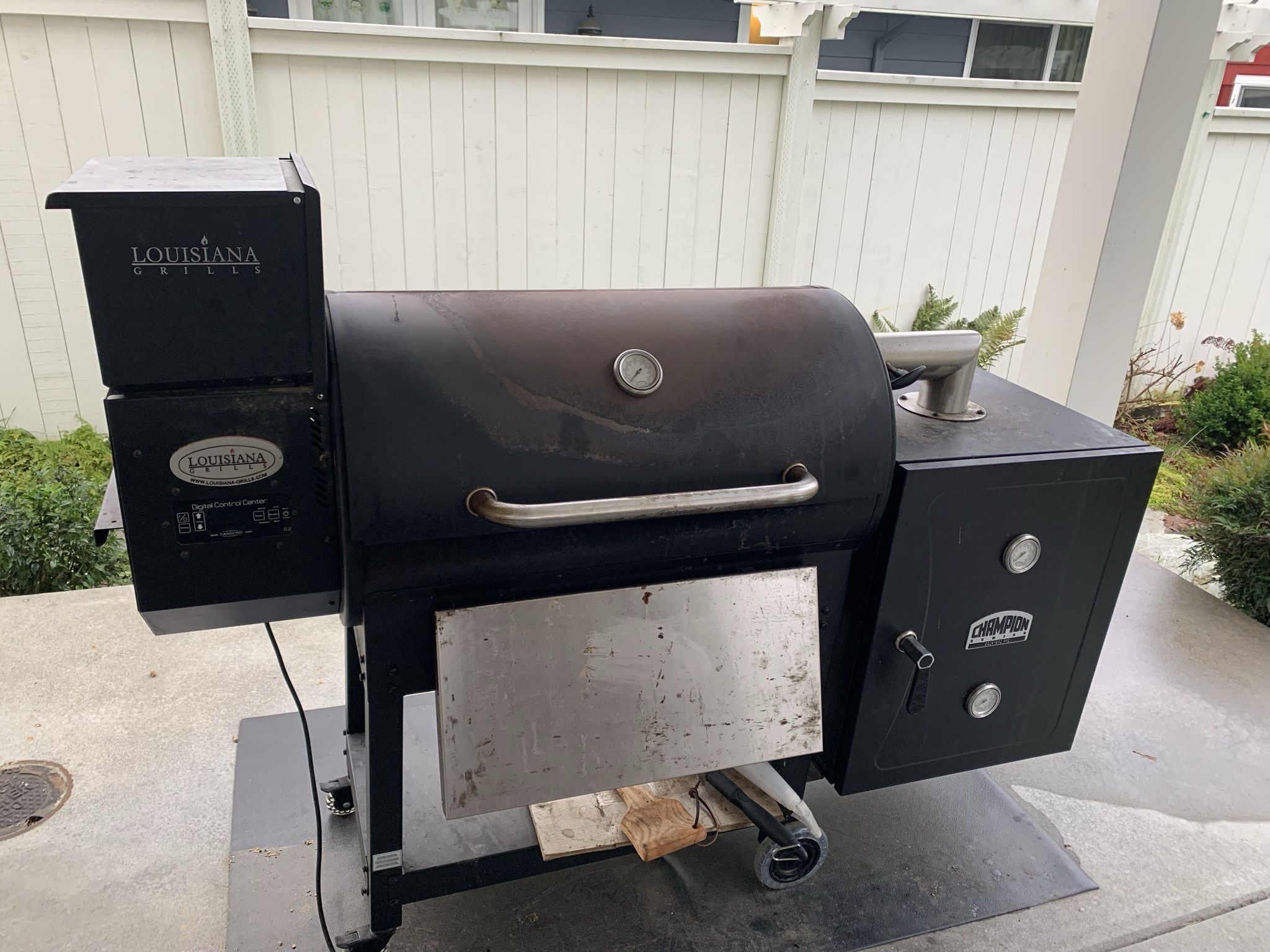 louisiana grill lg 900 With Hopper Extension, Cold Smoke Box, Brand New Barrel, 400 Lb Pellet