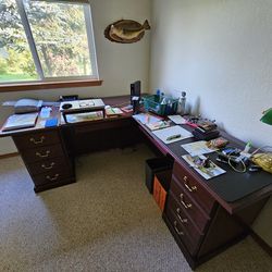 Executive Desk with detachable Arm, Swivel Chair, Desk Lamp