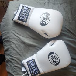 16 oz White Reyes Boxing Gloves  With Free Handwraps 