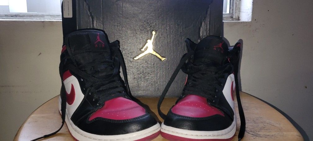 **** AIR JORDAN 1 MIDS ****
