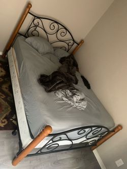 Queen bedframe