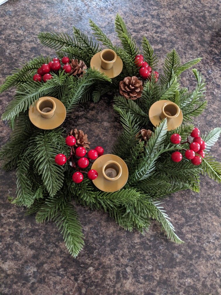Wreath Candle Holder With Berry.